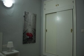 Habitación Doble, Baño Privado, Sin Ventanas | Wifi gratis y acceso para silla de ruedas 
