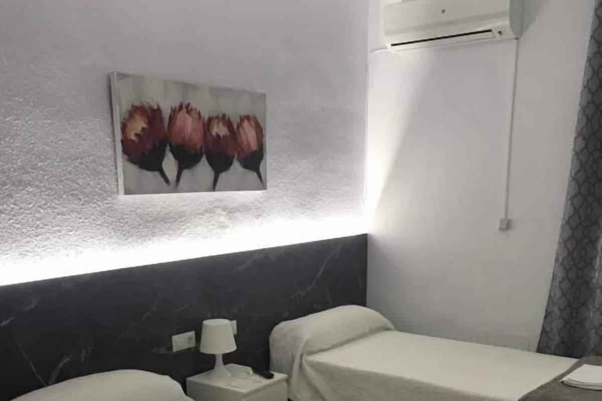 Habitación Doble Dos Camas con Baño Privado Externo | Wifi gratis