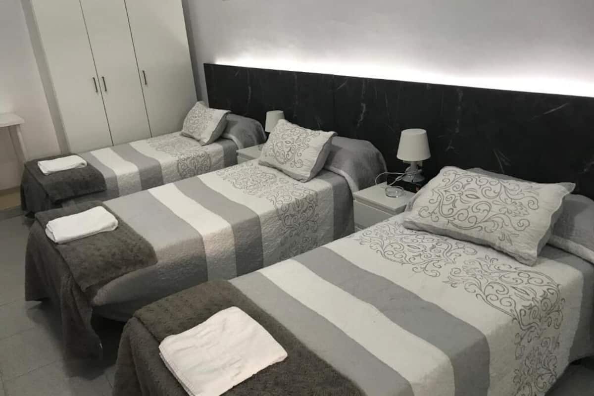 Habitación triple, baño privado | Wifi gratis y acceso para silla de ruedas