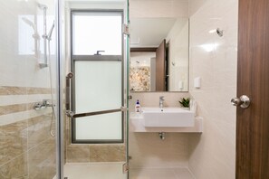 Superior-lejlighed | Badeværelse | Brusehoved med spredningseffekt, designertoiletartikler, hårtørrer