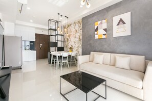 Lägenhet Superior | Individuell inredning, unika möbler, skrivbord och mörkläggningsgardiner