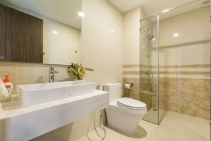 Deluxe-Apartment | Badezimmer | Regendusche, Designer-Toilettenartikel, Haartrockner, Hausschuhe