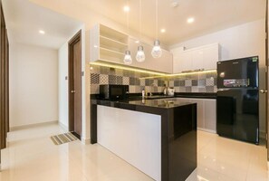 Deluxe Apartment | Private kitchen | Fridge, microwave, stovetop, rice cooker