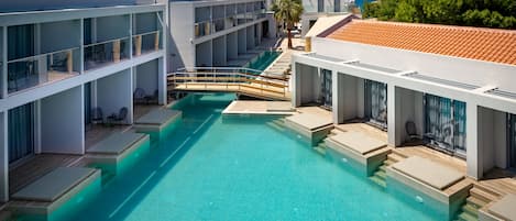 Sesongbasert utendørsbasseng, bassengparasoller og solsenger