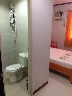 Shower, free toiletries, towels, soap - Princess Perrine Suites (Davao)
