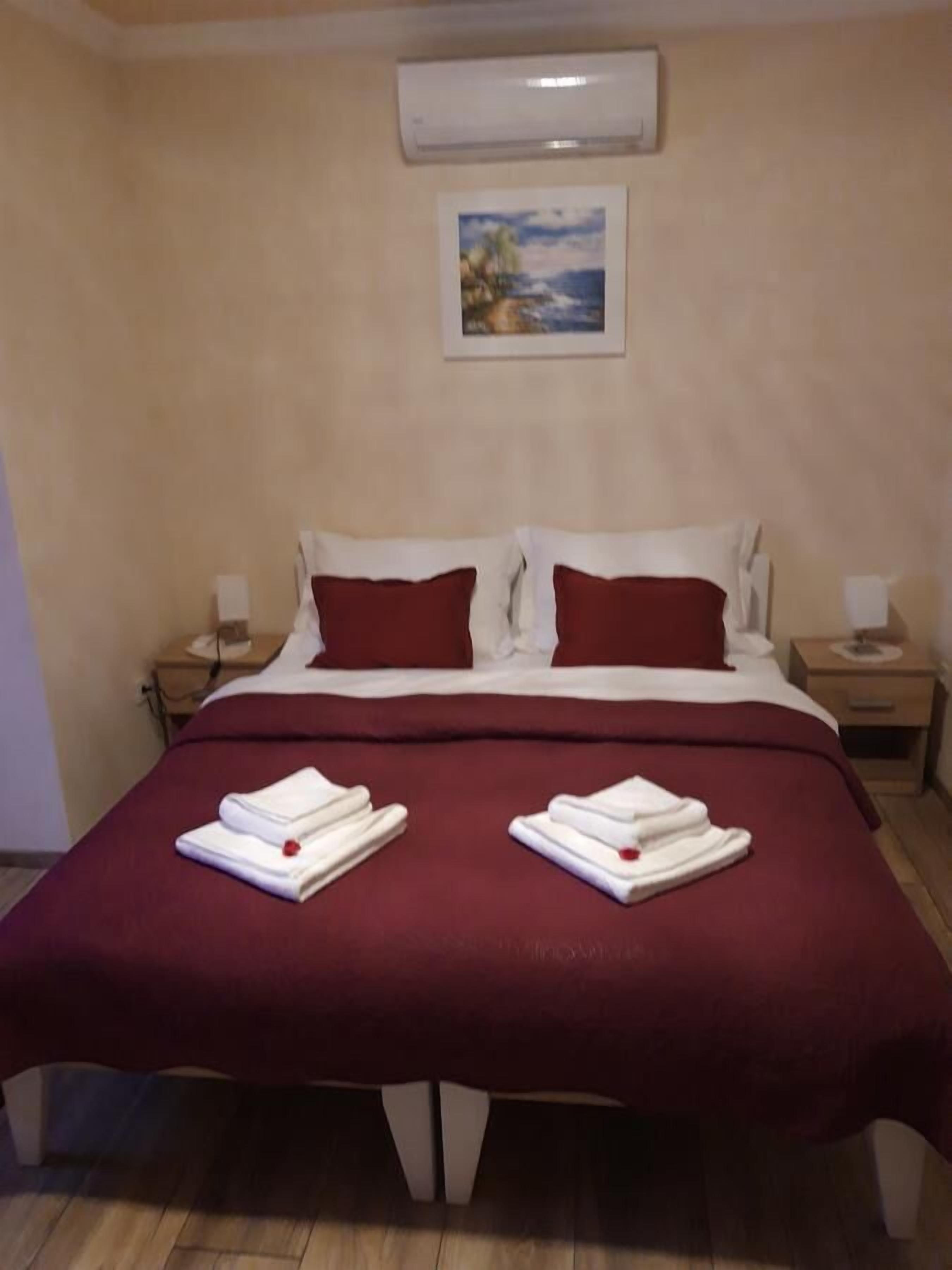 Meja, langsir/tirai gelap terus, kalis bunyi, seterika/papan seterika 