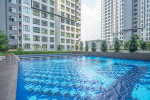 En swimmingpool omgivet af høje boligbygninger.