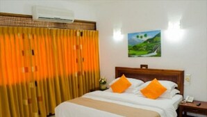 Egyptian cotton sheets, down duvets, Select Comfort beds, free WiFi - Pelican Inn (Mount Lavinia)