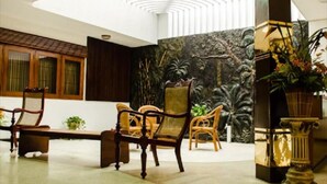 Lobby sitting area - Pelican Inn (Mount Lavinia)