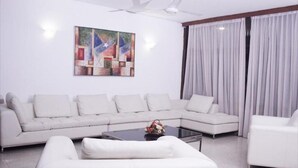 26-inch flat-screen TV with cable channels, TV, fireplace - Pelican Inn (Mount Lavinia)