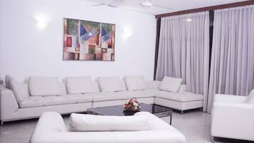26-inch flat-screen TV with cable channels, TV, fireplace