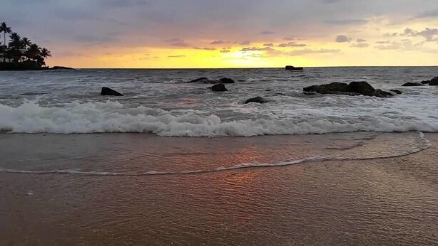 Beach nearby, white sand, 2 beach bars - Pelican Inn (Mount Lavinia)