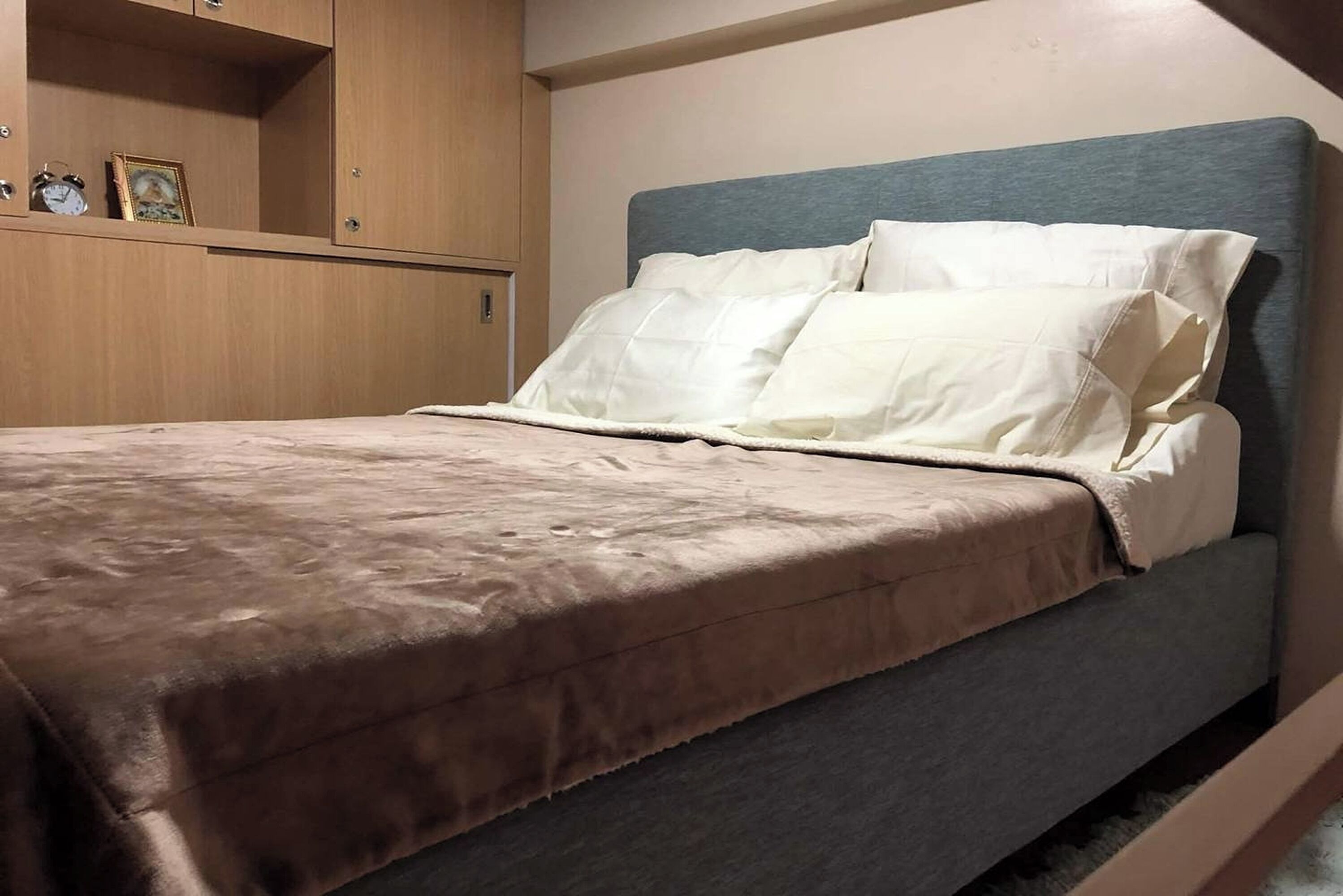 Queen Loft | Premium bedding, iron/ironing board, free WiFi, bed sheets
