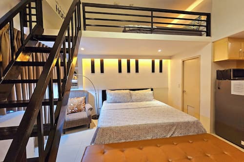 Studio Loft King Bed | Premium bedding, iron/ironing board, free WiFi, bed sheets