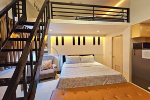 Studio Loft King Bed | Ropa de cama de alta calidad y tabla de planchar con plancha