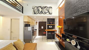 Studio Loft King Bed | Premium bedding, iron/ironing board, free WiFi, bed sheets