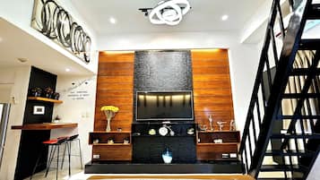 Studio Loft King Bed | 1 bedroom, premium bedding, iron/ironing board, free WiFi