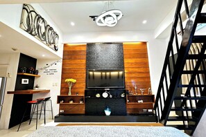 Studio Loft King Bed | 1 غرفة نوم وأغطية فراش متميزة ومكواة/لوح كي وواي فاي مجانًا