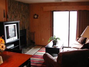 Televisión y chimenea