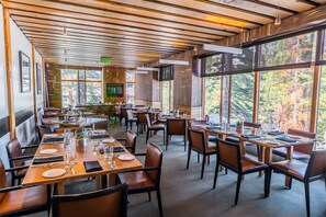 Dining - Luxury Condo at the Village Monache - with Canyon Lodge Ski Locker (Mammoth Lakes)