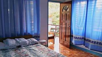 Escritorio y ropa de cama