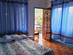 Een bureau, beddengoed