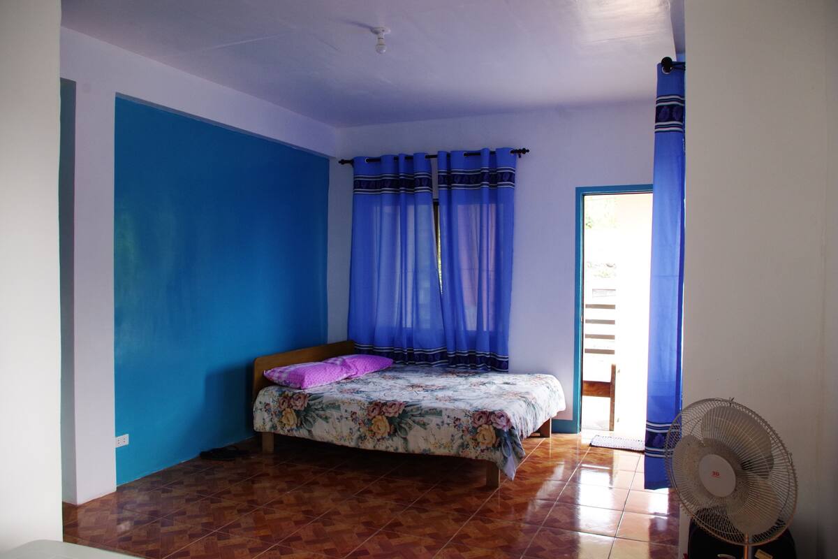 Family Triple Room | Desk, bed sheets