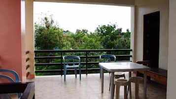 Daily cooked-to-order breakfast (PHP 150 per person)