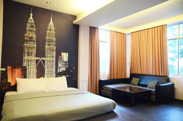 Desk, iron/ironing board, bed sheets - Newland Hotel (Johor Bahru)