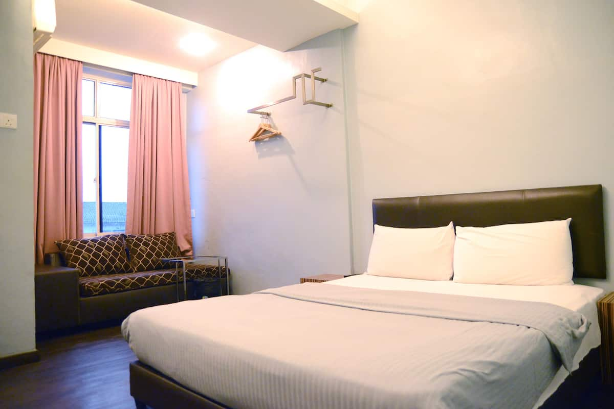 Standard Double Room | Meja, seterika/papan seterika, cadar katil 