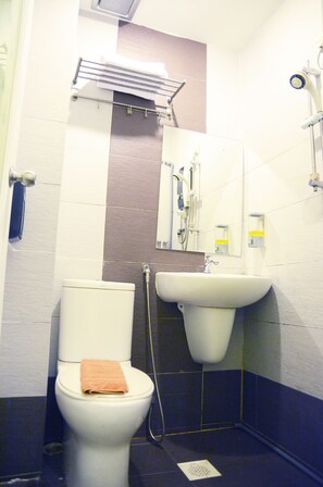 Standard Twin Room | Bathroom | Shower, rainfall showerhead, hair dryer, towels - Newland Hotel (Johor Bahru)