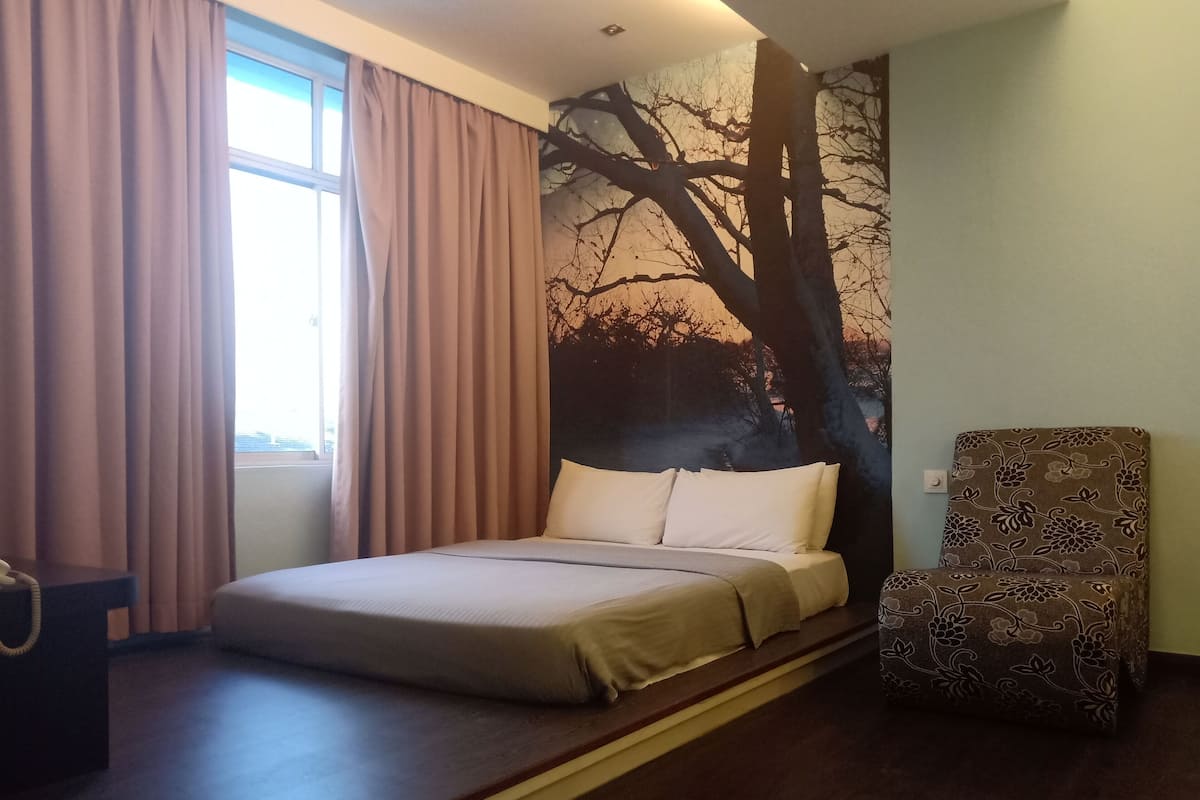 Deluxe Double Room | Desk, iron/ironing board (on request), bed sheets