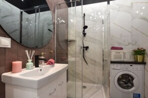 Apartamento premium | Banheiro | Chuveiro, produtos de toalete grátis, secador de cabelo 