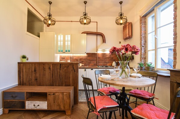 Appartement Design, 1 chambre, non-fumeur, côté cour intérieure | Cuisine privée | Réfrigérateur, four à micro-ondes, un four, surface de cuisson