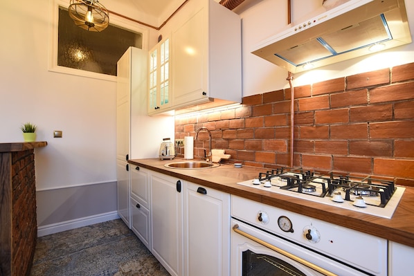 Design Apartment, 1 Bedroom, Non Smoking, Courtyard Area | Private kitchen | Fridge, microwave, oven, stovetop - New Cosy Vintage Apartment - Old Town (Warsaw)