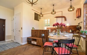 Design-Apartment, 1 Schlafzimmer, Nichtraucher, zum Innenhof hin | Wohnzimmer | Flachbildfernseher