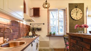 Design-huoneisto, 1 makuuhuone, tupakointi kielletty, piha-alue | Yksityinen keittiö | Jääkaappi, mikroaaltouuni, uuni, liesi
