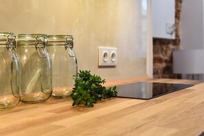 Deluxe-Apartment | Wohnbereich | 40-Zoll-LED-Fernseher mit Kabelempfang, Fernseher