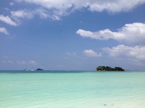 Unique & Fun Accommodation on a Boat in Paradise.
