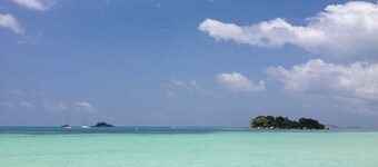 Alojamiento único y divertido en un barco en el paraíso.