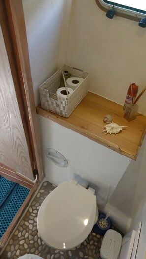 Chuveiro, toalhas de banho, sabonete, shampoo