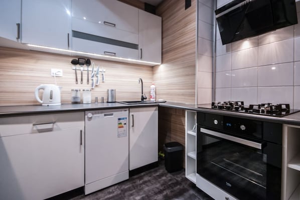 Appartement Confort | Cuisine privée | Réfrigérateur grande capacité avec congélateur, four à micro-ondes