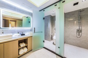 Free toiletries, hair dryer, slippers, towels - Shimao Rui Selected Shangpin Hotel (Wuxi)