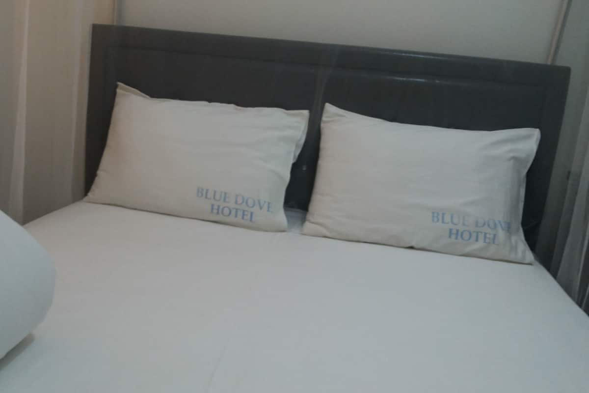 Quarto casal luxo | 1 quarto, escrivaninha, espaço de trabalho para notebook
