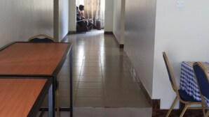 Sarapan, makan tengah hari dan makan malam dihidangkan 