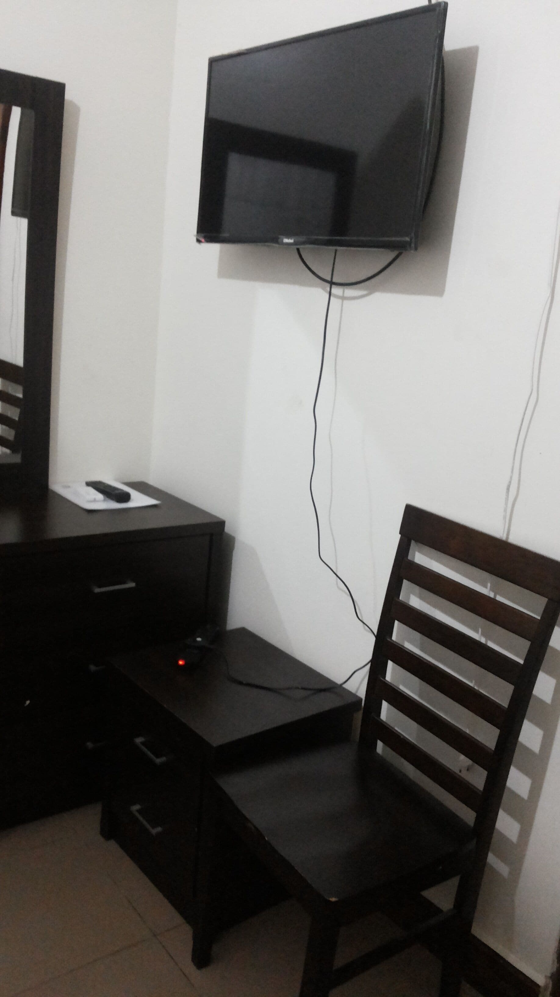 Een bureau, een laptopwerkplek, geluiddichte muren, gratis wifi
