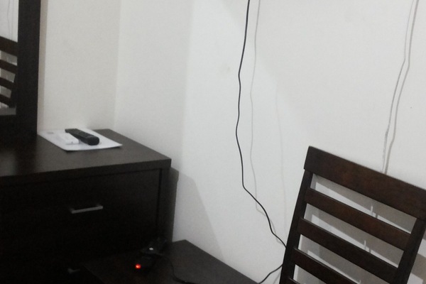 Een bureau, een laptopwerkplek, geluiddichte muren, gratis wifi