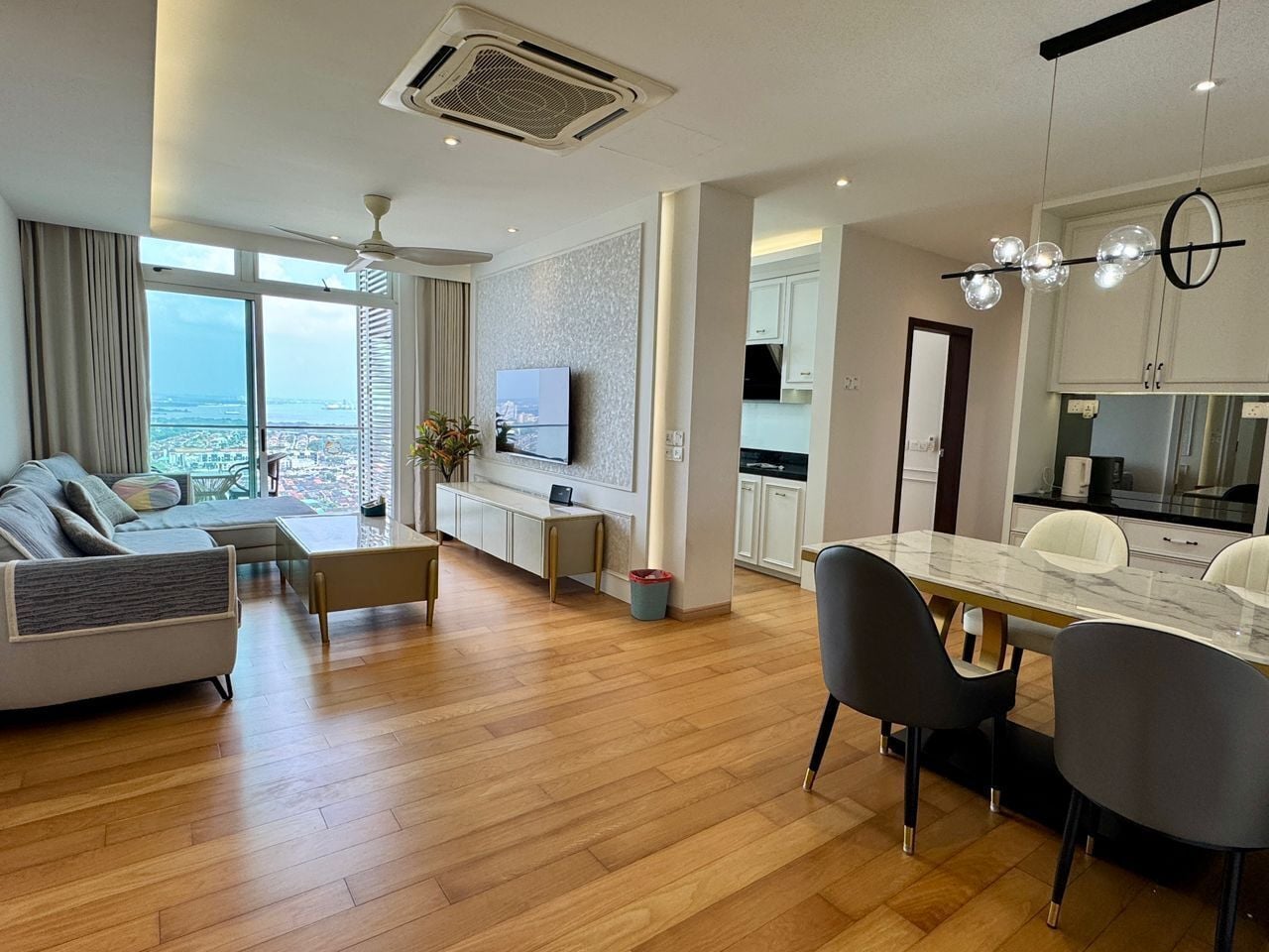 Luksus-suite - 2 soveværelser - balkon - havudsigt | Opholdsområde | Fladskærms-tv