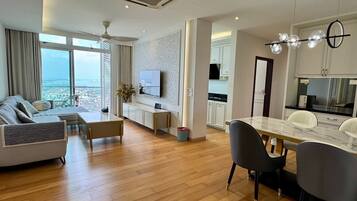 Luksus-suite - 2 soveværelser - balkon - havudsigt | Opholdsområde | Fladskærms-tv