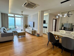 Luxury-Suite, 2 Schlafzimmer, Balkon, Meerblick | Wohnbereich | Flachbildfernseher